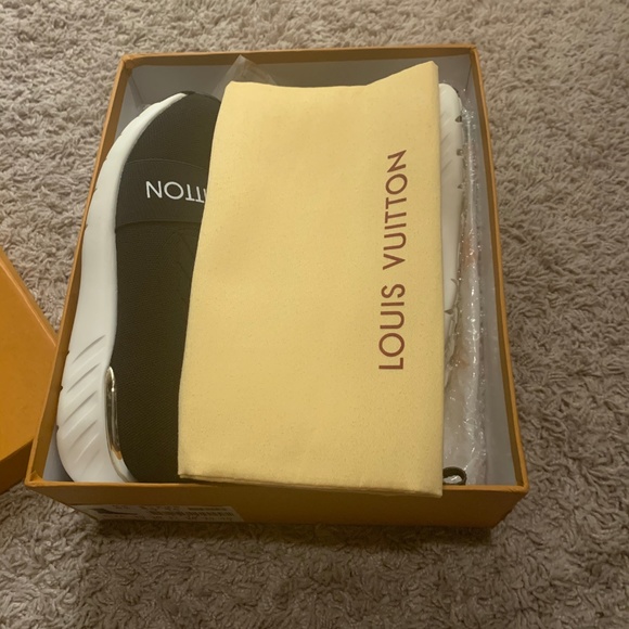 Louis Vuitton Black and White Sneakers Sleek Design - Picture 6 of 7